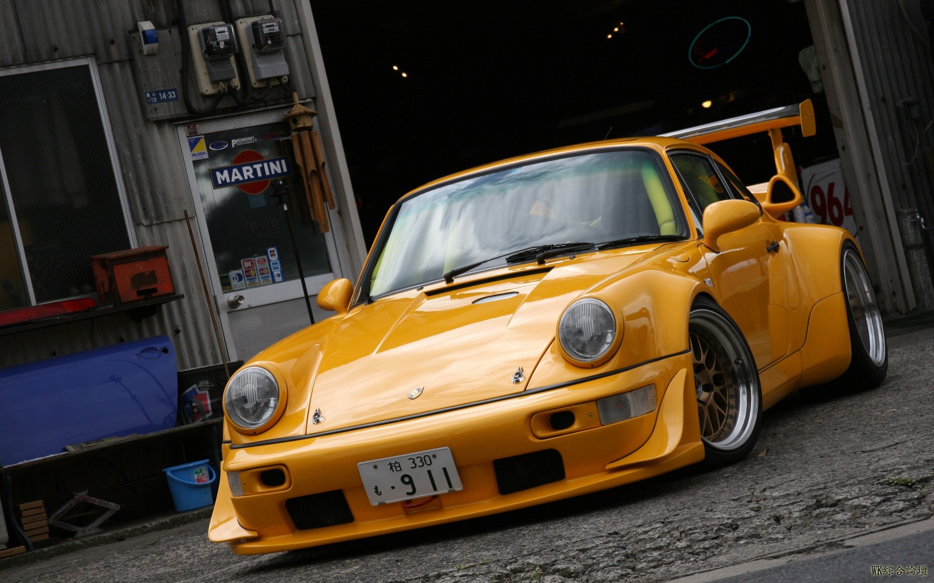 porsche_yellow_turbo_martini_911_97940_1920x1200.jpg